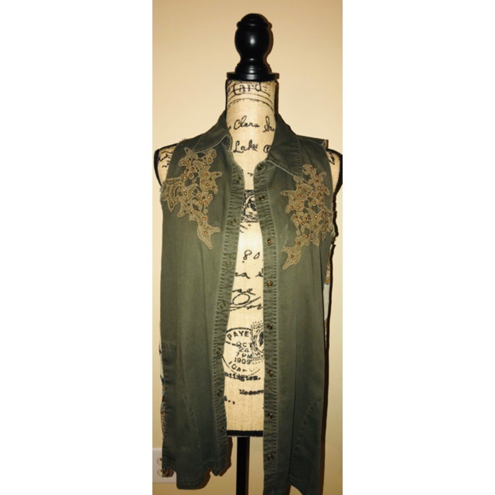 Optional vest or sleeveless shirt.  Details